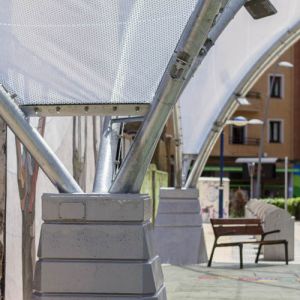 The membrane is made with a single-layer ETFE sheet system tensioned.